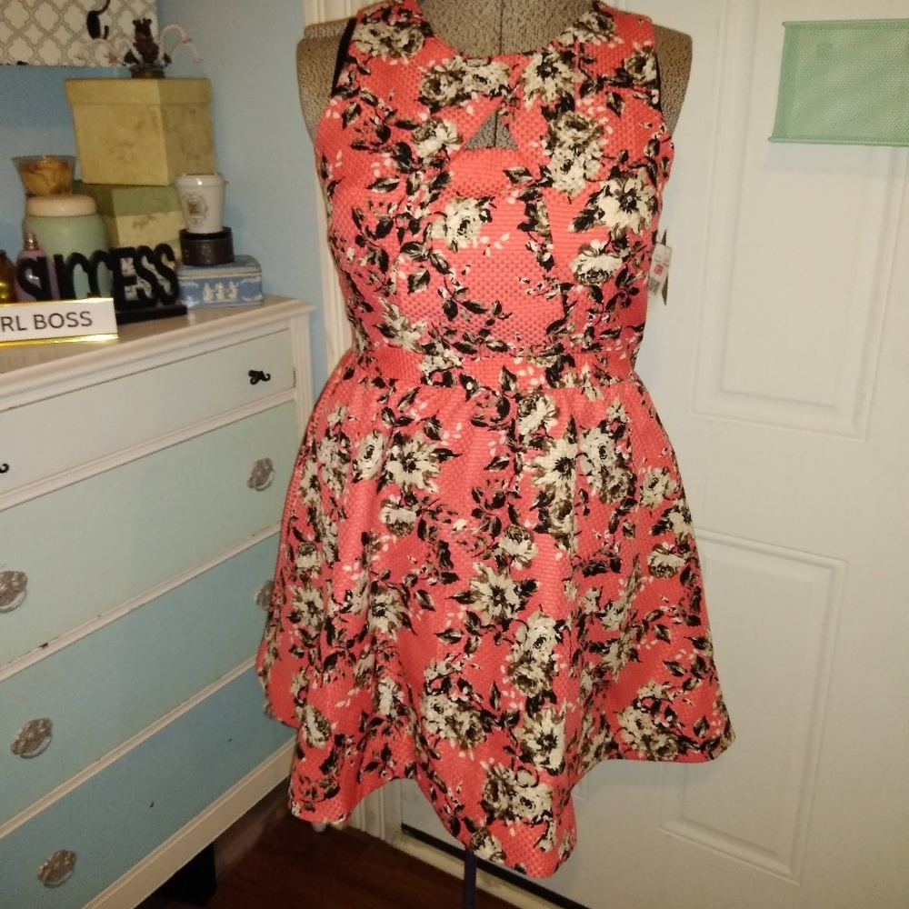 Danny and Nicole, 14P, key hole, coral with floral
